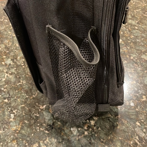 Gatorade Roller bag - black - good condition - 21 inches high - Picture 8 of 9